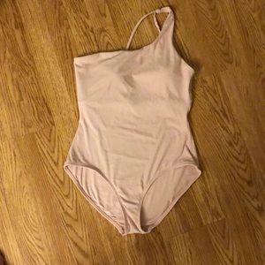 Andie Swim the Wynwood Ribbed one piece. Pale pink